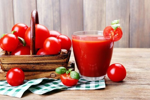 Thực hư việc uống cà chua mỗi ngày trị mụn